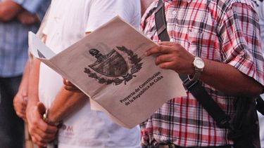 Un hombre lee el tabloide con el proyecto de Constitución cubana que se someterá a referéndum el día 24 de febrero.