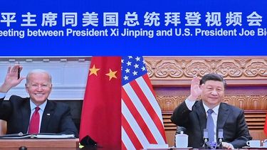 En esta fotografía difundida por la agencia noticiosa Xinhua, el presidente chino Xi Jinping, derecha, en Beijing, y el mandatario estadounidense Joe Biden, en Washington, se saludan el martes 16 de noviembre de 2021 durante una reunión virtual.&nbsp;