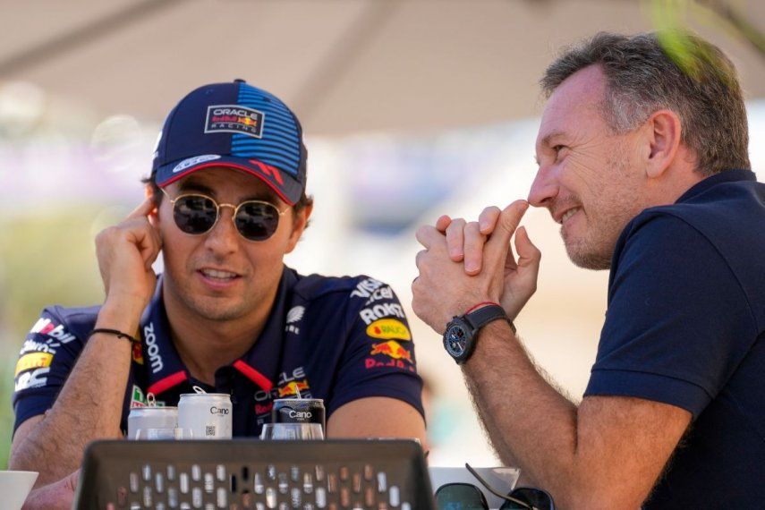 El jefe de Red Bull, Christian Horner (derecha), charla con el piloto Sergio Pérez durante las pruebas de pretemporada en el circuito de Sakhir, Baréin, el miércoles 21 de febrero de 2024.&nbsp;