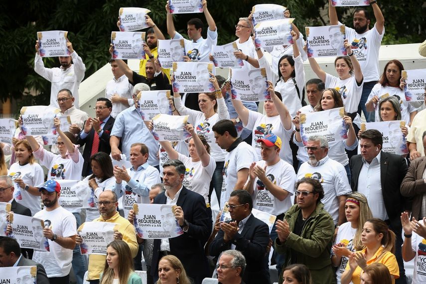 Miembros de la ONG Foro Penal y miembros de la sociedad civil piden la liberación de los presos políticos. 