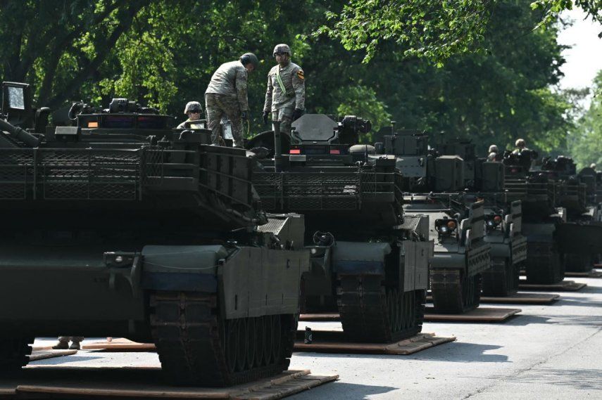 Soldados del ejército de EEUU en la cima de vehículos militares en West Potomac Park en Washington, DC, el 11 de junio de 2025.