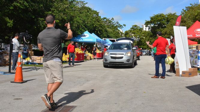 La entrega de comidas se realizó a través de una fila de carros.&nbsp;