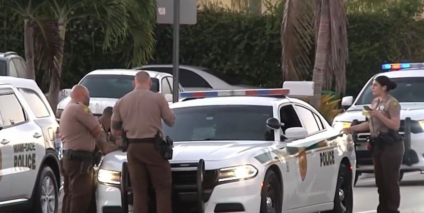 Imagen de referencia de varias patrullas de la MDSO, mientras se desarrolla una investigación policial.