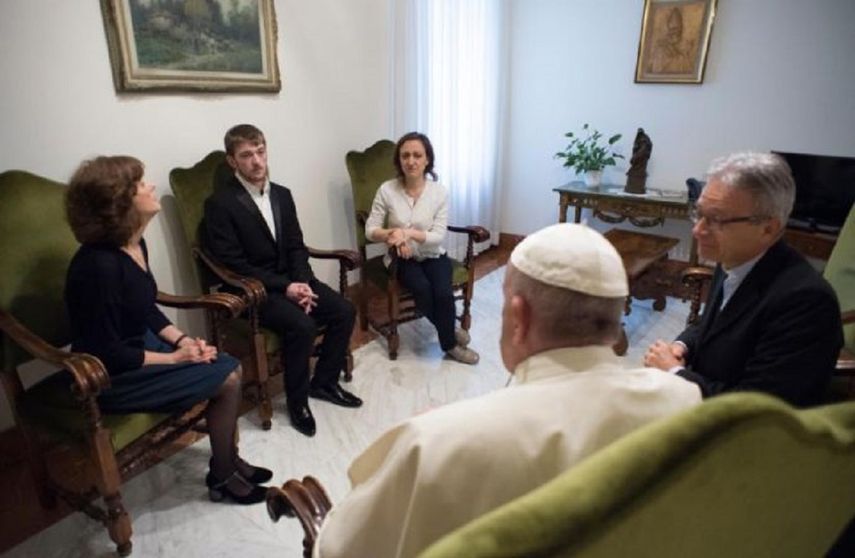 &nbsp;&nbsp;El Papa Francisco se encuentra con Tom Evans (segundo desde la izquierda), padre del niño gravemente enfermo Alfie Evans, durante una audiencia privada en la Domus Sanctae Marthae en el Vaticano el 18 de abril.&nbsp;