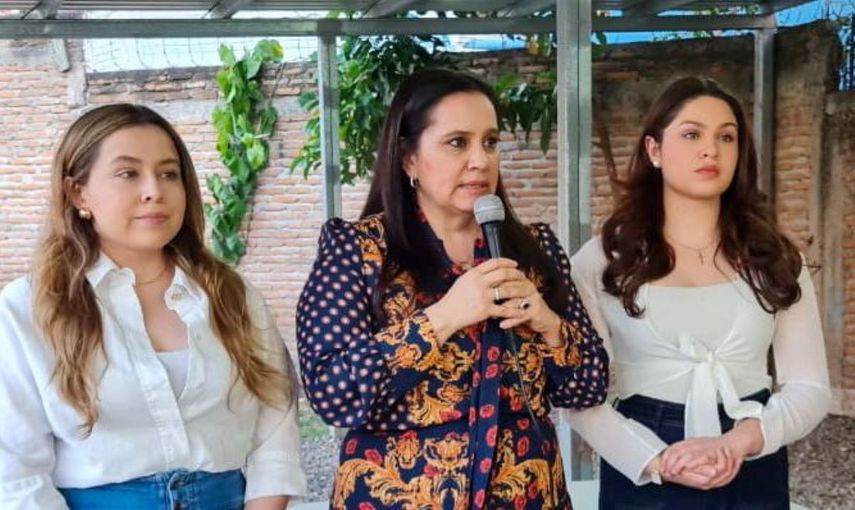 La abogada Ana García de Hernández (centro), esposa del expresidente de Honduras Juan Orlando Hernández, anuncia su candidatura a la presidencia en Honduras en 2025.