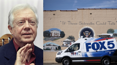 El expresidente de los Estados Unidos Jimmy Carter junto a un mural en su honor en Plains, Georgia.&nbsp;