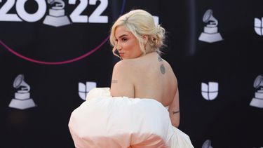 La cantautora de origen venezolano Elena Rose posa en la alfombra roja de los Latin Grammy 2022.