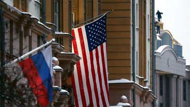 Una bandera rusa ondea junto al edificio de la embajada de los Estados Unidos en Moscú.&nbsp;
