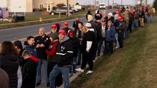 Partidarios del expresidente de Estados Unidos, el candidato presidencial republicano Donald Trump, llegan desde muy temprano a un mitin de campaña en Lititz, Pensilvania, el 3 de noviembre de 2024.&nbsp;