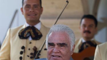 El legendario cantante mexicano Vicente Fernández exhibe la portada del libro sobre su vida titulado Pero sigo siendo el rey que presentó en su rancho Tlajomulco de Zúñiga, México. (AP Photo/Refugio Ruiz)