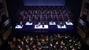 Escena de gran formato que reúne coro, solistas y orquesta en una propuesta escénica contemporánea.