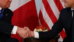 Los medios del mundo interpretaron ese apretón de manos como un pulso entre ambos líderes, recién llegados al cargo y que participaban por vez primera en una cumbre de la OTAN.