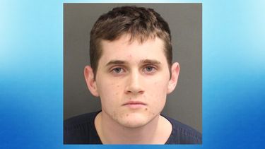 Max Bennett Chambers, de 19 años, detenido por tener en su vehículo un fusil de asalto AR-15 adaptado ilegalmente para una descarga automática de disparos.