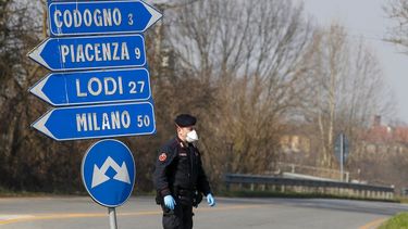 Un agente de los Carabinieri (polic&iacute;a paramilitar italiana) controla el tr&aacute;fico en torno a la zona aislada de Codogno, unso 50 kil&oacute;metros al sureste de Mil&aacute;n, el lunes 24 de febrero de 2020.&nbsp;