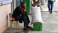 Un hombre sentado en una silla vende arroz en una calle de La Habana el 18 de diciembre de 2025.
