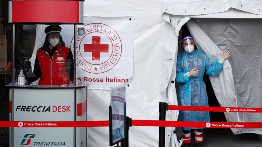 Un paramédico aguarda a realizar pruebas diagnósticas de COVID-19 a pasajeros el viernes 16 de abril de 2021 dentro de una carpa colocada afuera de la estación ferroviaria principal de Milán, Italia.&nbsp; &nbsp;