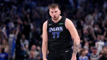 Luka Doncic de los Mavericks de Dallas festeja tras un enceste en el sexto partido de la semifinal de la Conferencia Oeste ante el Thunder de Oklahoma City, el sábado 18 de mayo de 2024&nbsp;