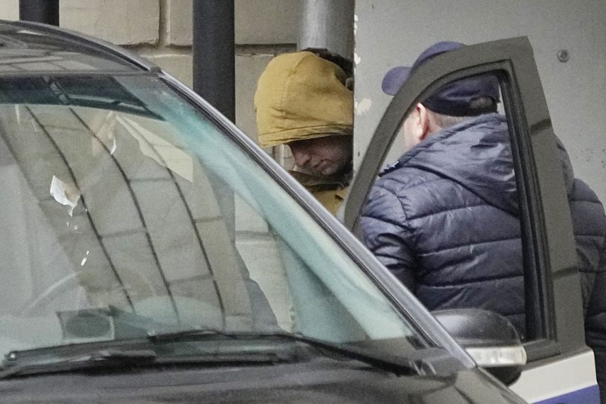 El reportero del Wall Street Journal Evan Gershkovich es escoltado por agentes desde el tribunal Lefortovsky hacia un vehículo el jueves 30 de marzo de 2023, en Moscú, Rusia.&nbsp;