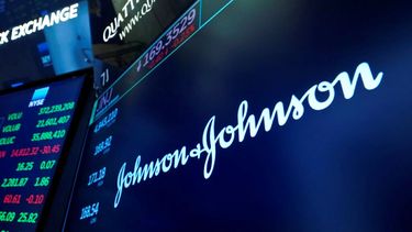 Imagen de una pantalla en Wall Street con las actividades bursátiles de Jhonson & Jhonson.