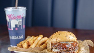 Una hamburguesa de La Birra Bar.