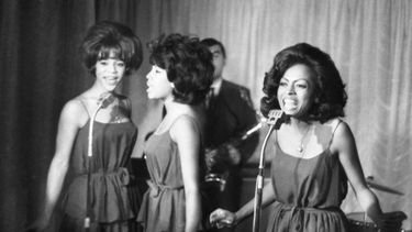 En esta foto de archivo del 8 de octubre de 1964, The Supremes, izquierda a derecha, Florence Ballard, Mary Wilson y Diana Ross, actúan en un hotel en Londres.