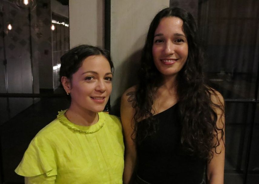 En esta foto del 10 de diciembre de 2019, Natalia Lafourcade, a la izquierda, e iLe posan durante la grabaci&oacute;n de su sencillo En cantos en la Ciudad de M&eacute;xico.