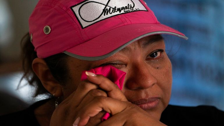 Graciela Perez, fundadora de la Red Milynali, un colectivo de familias que asisten en la búsqueda de familiares desaparecidos, se seca las lágrimas durante una entrevista.