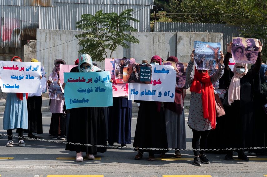 Mujeres afganas sostienen pancartas mientras participan en una protesta frente a la embajada iraní en Kabul el 29 de septiembre de 2022.