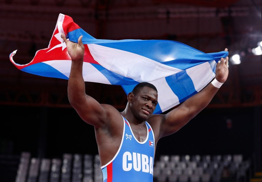 En esta foto del 8 de agosto de 2019, el luchador cubano Mijaín López con su bandera tras vencer al venezolano Moisés Pérez en la final de los 130 kg de lucha grecorromana en los Juegos Panamericanos de Lima