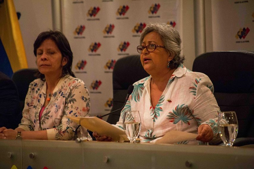 La presidenta del Consejo Nacional Electoral de Venezuela,&nbsp;Tibisay&nbsp;Lucena (d), habla durante una rueda de prensa junto a la rectora Sandra Oblitas (i) el miércoles 07 de febrero de 2018, en Caracas, Venezuela.&nbsp;