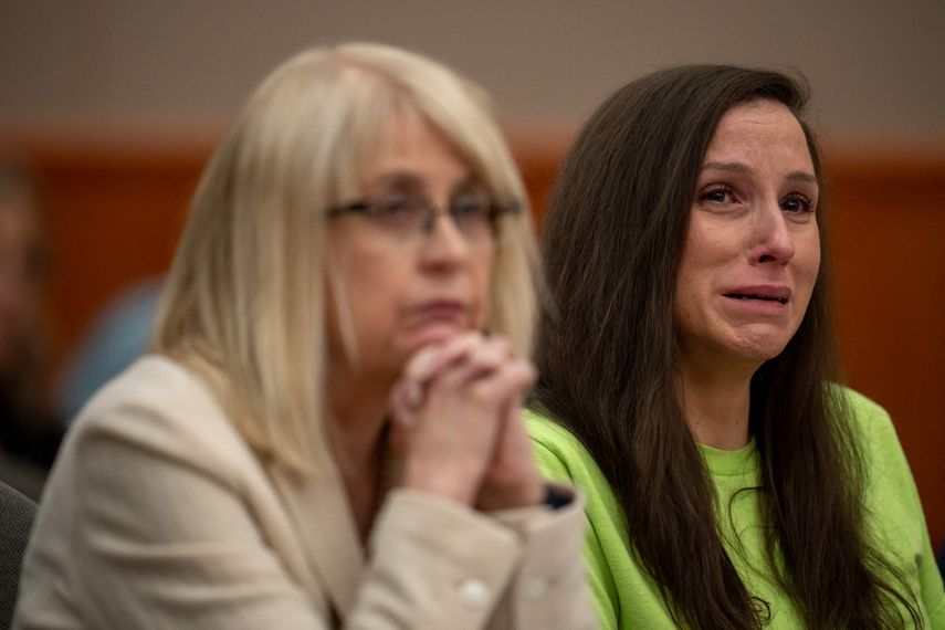 Kouri Richins reacciona mientras su hermano, Ronney Darden, habla en su nombre durante su sentencia en el Tribunal del Tercer Distrito el 13 de mayo de 2026 en Park City, Utah.