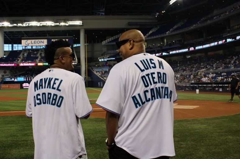 Vistiendo el uniforme de los Miami Marlins, en sus dorsales llevaban los nombres de Maykel 