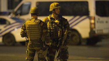 Soldados prestan guardia en el exterior de la Estación Central de trenes de Bruselas tras un atentado terrorista neutralizado el martes 20 de junio de 2017, en Bélgica.&nbsp;