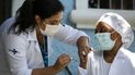 La enfermera Angela Cassiano recibe una vacuna contra el coronavirus fabricada por la empresa china Sinovac, el miércoles 20 de enero de 2021, en el hogar de ancianos donde trabaja en Río de Janeiro, Brasil.  