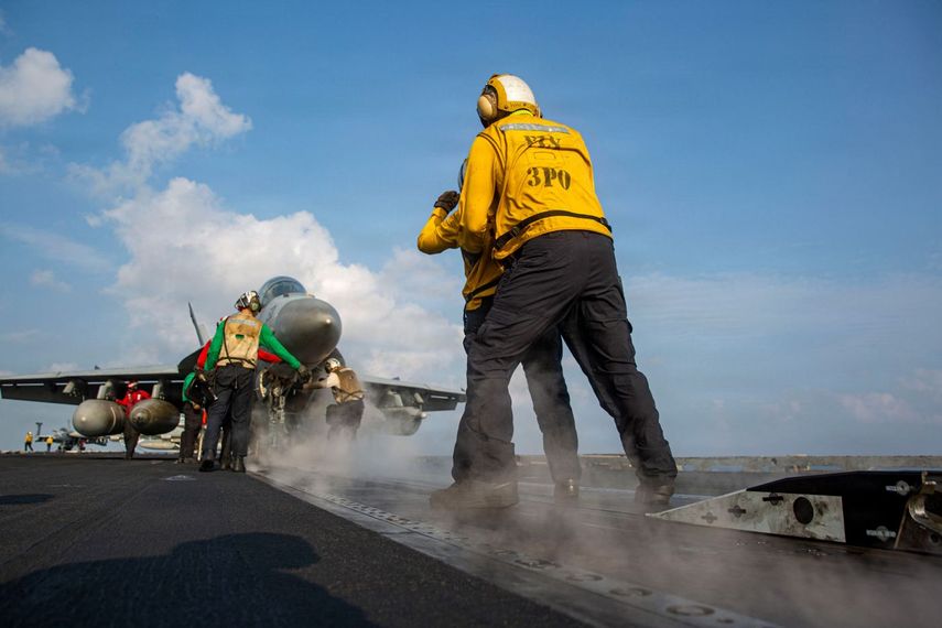 Operadores en el Portaaviones Abraham Lincoln, ubicado en el Medio Oriente.