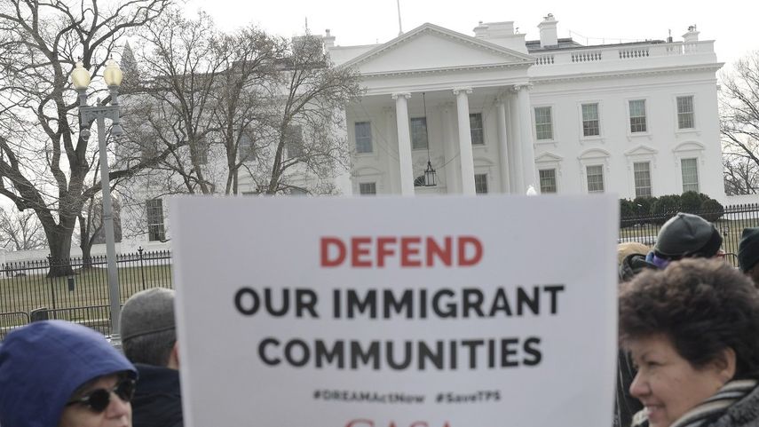 Inmigrantes realizan protesta frente a la Casa Blanca.