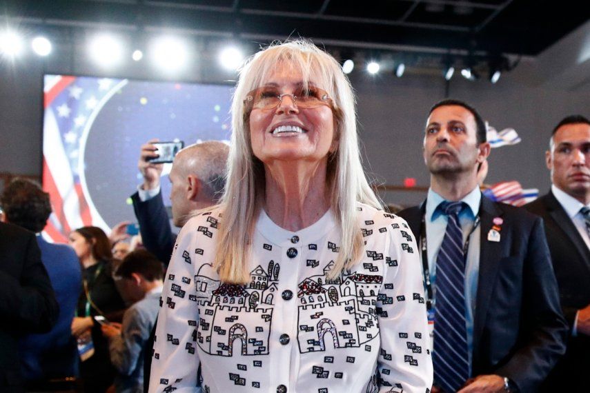Miriam Adelson, viuda del magnate de casinos Sheldon Adelson, de la Corporación Sands de Las Vegas, escucha un discurso del presidente Donald Trump en la Cumbre Nacional del Consejo Estadounidense Israelí en Hollywood, Florida, el sábado 7 de diciembre de 2019.