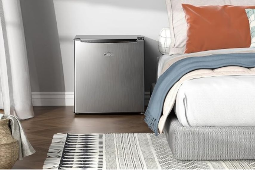 Un mini refrigerador en habitación