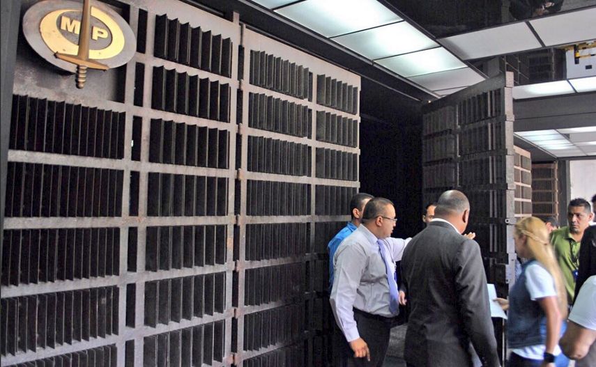 Los custodios de la cárcel militar de Ramo Verde nos dijeron que no podíamos entrar a ver a Leopoldo por órdenes de arriba, escribio Lilian Tintori en su cuenta de Twitter.