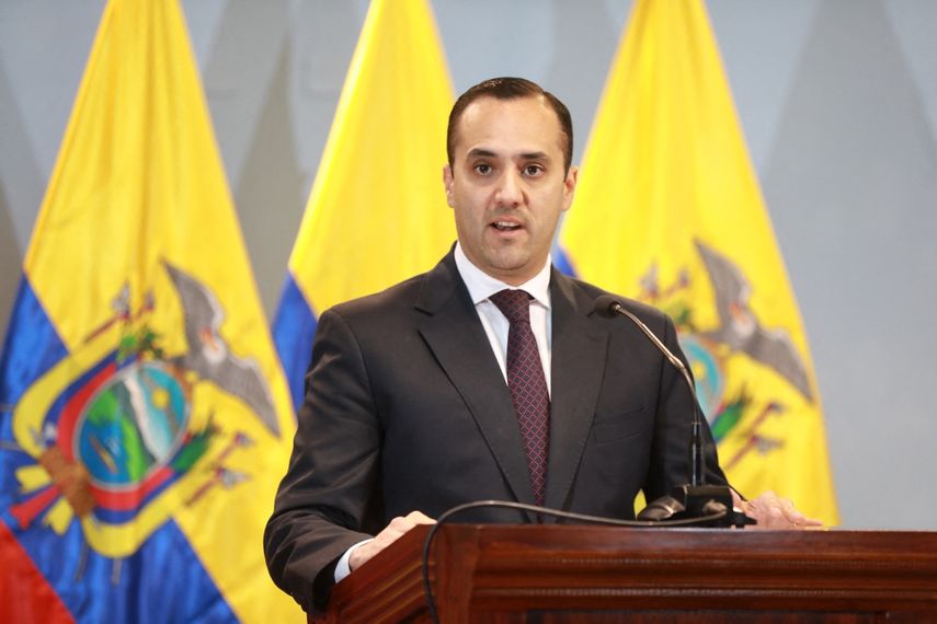 Imagen del folleto publicada por el Ministerio de Relaciones Exteriores de Ecuador que muestra al Ministro de Relaciones Exteriores de Ecuador, Juan Carlos Holguín.