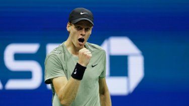 El italiano Jannik Sinner reacciona después de derrotar a Tommy Paul, de Estados Unidos, durante la cuarta ronda del US Open, el lunes 2 de septiembre de 2024, en Nueva York.&nbsp;