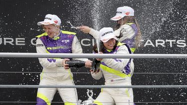 &nbsp;En imagen de archivo del sábado 4 de mayo de 2018, Jamie Chadwick, centro, festeja con Alice Powell, izquierda, y la española Marta García después de ganar la primera carrera de la nueva Serie W exclusiva para mujeres en Hockenheim, Alemania