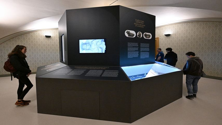 La gente mira 20 artefactos reparados por restauradores de arte checos después de haber sido dañados durante la guerra civil en Siria en la exposición en el Museo Nacional de Praga el 18 de abril de 2023.