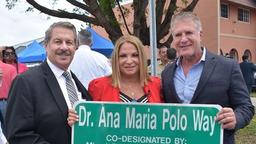 La Dra. Ana María Polo junto al alcalde de Hialeah, Carlos Hernández, y el presidente de la Junta de Comisión de Miami-Dade, José “Pepe” Díaz.