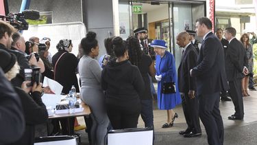 La reina Isabel II y el duque de Cambridge se desplazaron a un centro habilitado para ayudar a los afectados en el incendio del miércoles en una torre residencial de&nbsp;Londres.&nbsp;
