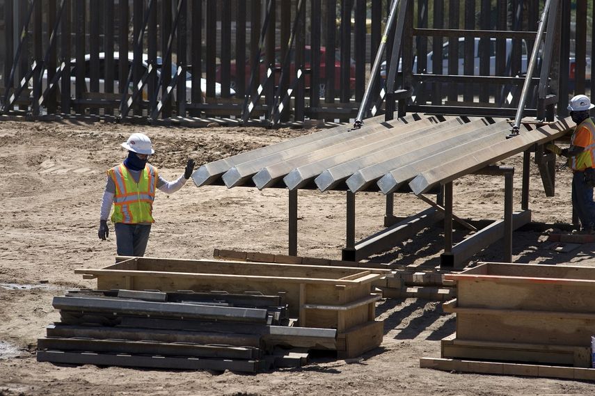 Trabajadores avanzan en la construcción del muro fronterizo entre México y EEUU en Calexico, en abril de 2018.