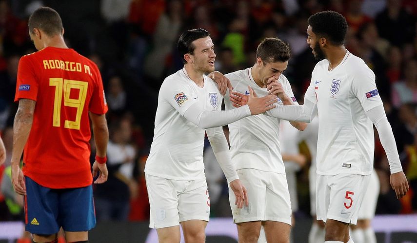 Los jugadores de Inglaterra celebran su tercer gol ante&nbsp;España, durante el partido de la fase de grupos de la Liga de las Naciones de la UEFA en el estadio Benito Villamarín de Sevilla.&nbsp;