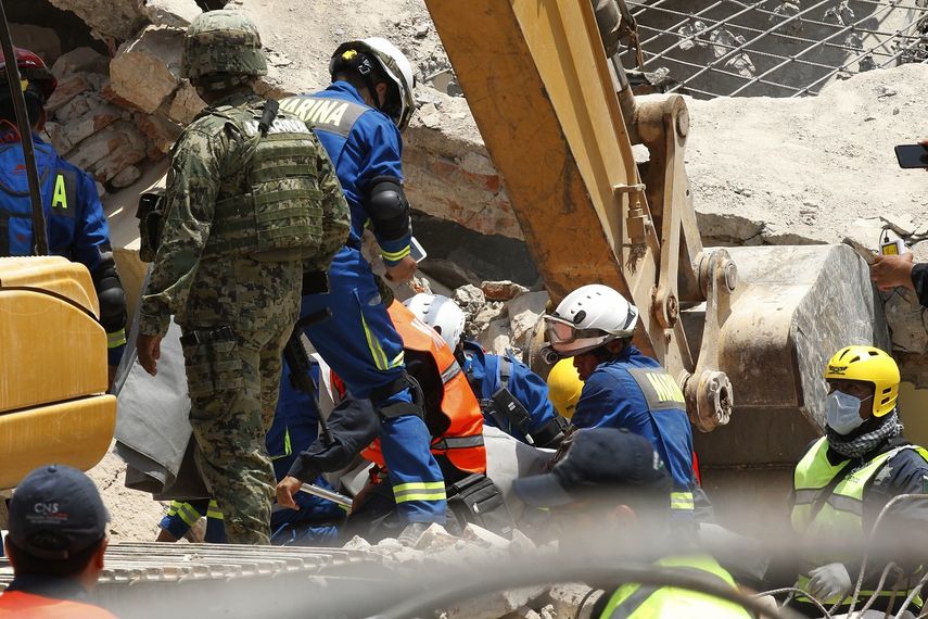 Rescatistas, soldados del Ejército y de la Marina recuperan el cuerpo del policía Juan Jiménez, en el edificio del Palacio Municipal de Juchitán, Oaxaca, uno de los lugares más afectados por el terremoto.