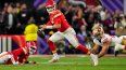 El quarterback Patrick Mahomes (15) de los Chiefs de Kansas City elude a Nick Bosa de los 49ers de San Francisco durante el primer tiempo del Super Bowl 58, el domingo 11 de febrero de 2024, en Las Vegas.&nbsp;