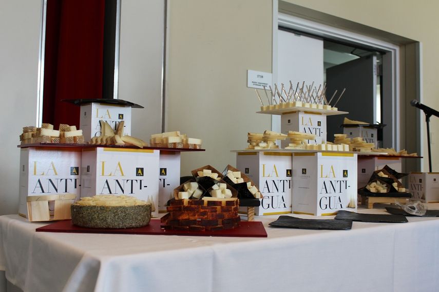 Esperamos conseguir que los productos españoles se conozcan y se comercialicen aquí en Nueva York, pero asimismo buscamos recrear la magia de España a través de nuestros sabores explicó a Efe la gerente general de La Antigua